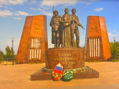 «Аллея Славы»: вечная память героям
Как и во всех городах нашей страны, в Мегионе увековечена память о героях Великой Отечественной и других войн. Памятник воину-освободителю на ул. Советской установили в 1985-м, к 40-летию Великой Победы. А в 2020-м был открыт мемориальный комплекс «Аллея Славы». В центре – отлитая из бронзы скульптурная композиция: солдат Великой Отечественной, воин-интернационалист и труженица тыла – мать, которая славит своих сыновей.