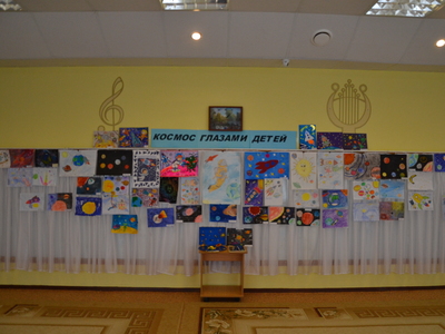 Тематическая выставка рисунков "Космос глазами детей!"