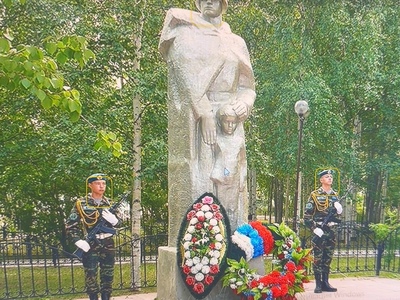 Памятник Воину-освободителю установлен в Мегионе в 1985 году в честь 40-летней годовщины со Дня Победы. Находится на улице Советской, 19 в сквере перед зданием школы №1. Памятник представляет собой скульптуру солдата с ребенком. Рядом на трех памятных стелах увековечены фамилии 135 мегионцев. На первой – участников Великой Отечественной войны – активных строителей города, геологов и нефтяников. На второй стеле значатся фамилии погибших в годы ВОВ, на третьей — имена бойцов, отдавших жизни во время первой Чеченской войны.