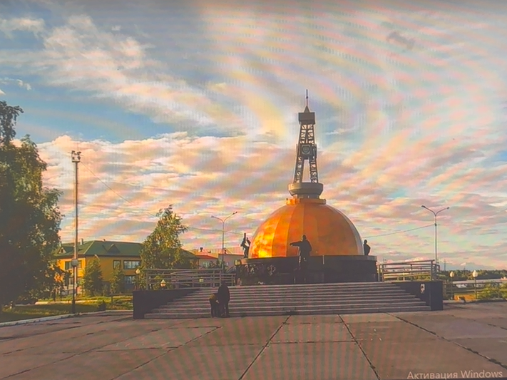 Памятник первооткрывателям самотлорской нефти.
Его возвели в 1972 году недалеко от первой разведочной скважины Самотлорского месторождения. Сначала это была небольшая металлическая вышка с надписью «Первая скважина Самотлора. 1965 год». Через пять лет вышку заменили капитальной стелой, символизирующей буровую установку. 

В 2015 году памятной стеле придали новый облик. Сооружение высотой 18 метров состоит из основания в виде капли нефти, разделённой пилонами на четыре секции. В каждом из них установлены гранитные таблички с именами людей, прославленных достижениями в направлениях: бурение, добыча, строительство и транспорт. Архитектурный комплекс дополняют три 22-х метровые мемориальные плиты. Как символ мужества и несгибаемой воли на них высечены имена тех, кто в разное время ковал славу Самотлора.

 